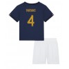 Frankrike Raphael Varane #4 Hjemmedraktsett Barn VM 2022 Kortermet (+ korte bukser)